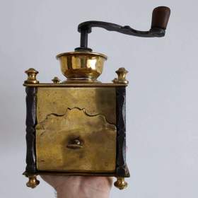 Foto inzerátu Krásný starožitný kavomlýnek s mosazi, ručně kované sloupky.