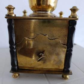 Foto inzerátu Krásný starožitný kavomlýnek s mosazi, ručně kované sloupky.