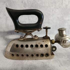 Fotka k inzerátu Velmi stará lihová žehlička OMEGA -  D. R. G. M / 19662436