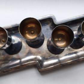 Foto inzerátu Starožitný tác s panáky