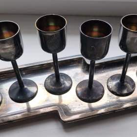 Foto inzerátu Starožitný tác s panáky