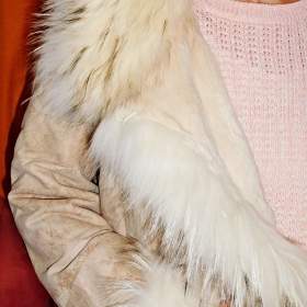 Foto inzerátu Kožíšek - béžový dámský velurový plášť z pravé kožešiny