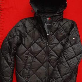 TOMMY HILFIGER PROŠÍVANÁ BUNDA S KAPUCÍ / 19666257