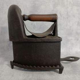 Foto inzerátu Značená německá velmi stará komínová žehlička (2x svastika)