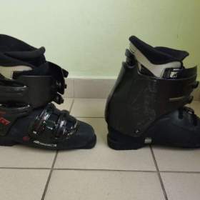 Foto inzerátu Sjezdové boty nadměrná vel. 46. Běžky Rossignol, hůlky. Doplňky zdarma