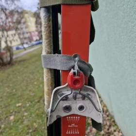 Foto inzerátu Sjezdové boty nadměrná vel. 46. Běžky Rossignol, hůlky. Doplňky zdarma