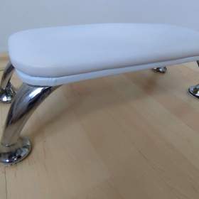 Foto inzerátu Nails potřeby-UV lampy, gellaky, sterilizátor,područka..