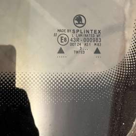 Foto inzerátu Nové přední sklo Škoda FELICIA zelené s pruhem