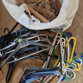 Fotka k inzerátu Větší množství ramínek. Klasická, retro i na kalhoty. / 19678180