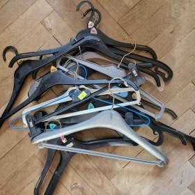 Foto inzerátu Větší množství ramínek. Klasická, retro i na kalhoty.