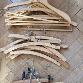 Foto inzerátu Větší množství ramínek. Klasická, retro i na kalhoty.