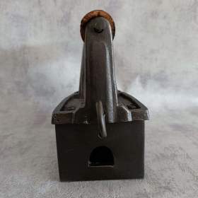 Foto inzerátu tará velká orig. atypická žehlička s komínem do sbírky