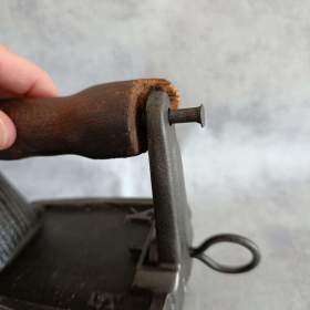 Foto inzerátu tará velká orig. atypická žehlička s komínem do sbírky