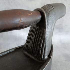 Foto inzerátu tará velká orig. atypická žehlička s komínem do sbírky