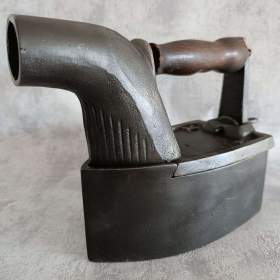 Foto inzerátu tará velká orig. atypická žehlička s komínem do sbírky