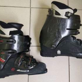 Sjezdové boty nadměrná vel. 46 + běžky Rossignol+hůlky + zimní doplňky k tomu zdarma. / 19674008