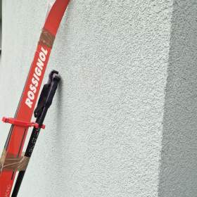 Foto inzerátu Sjezdové boty nadměrná vel. 46 + běžky Rossignol+hůlky + zimní doplňky k tomu zdarma.