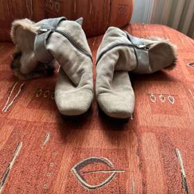 Fotka k inzerátu Krásné dámské semišové zimní kozačky s pravým kožíškem / 19676957