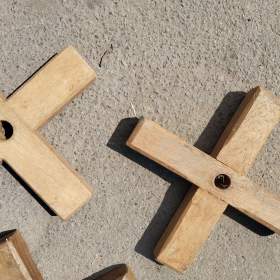 Fotka k inzerátu Dřevěné retro ozdoby a dva podstavce pod vánoční strom  / 19462385