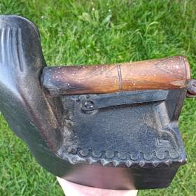 Foto inzerátu Krásná a velmi stará žehlička s komínem komínová do sbírky