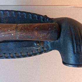 Foto inzerátu Krásná a velmi stará žehlička s komínem komínová do sbírky