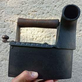 Foto inzerátu Krásná a velmi stará žehlička s komínem komínová do sbírky