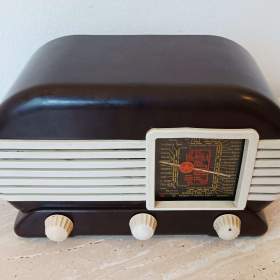 Fotka k inzerátu Krásný bytový doplněk -  starožitné rádio Talisman 307U, plně funkční, po celkové renovaci / 17580669