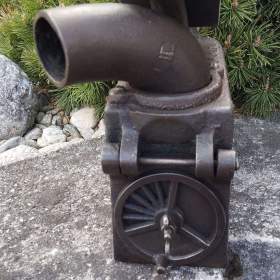 Foto inzerátu Obrovská komínová velmi stará sbírková žehlička D.R.G.M.