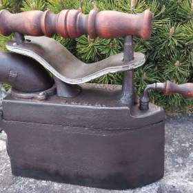 Foto inzerátu Obrovská komínová velmi stará sbírková žehlička D.R.G.M.