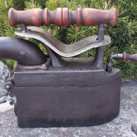 Foto inzerátu Obrovská komínová velmi stará sbírková žehlička D.R.G.M.