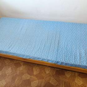 Fotka k inzerátu Postel z masivu včetně zánovní matrace 190x80 cm / 19236458