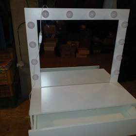 Fotka k inzerátu Toaletní stůl se zrdcadlem / 18139889