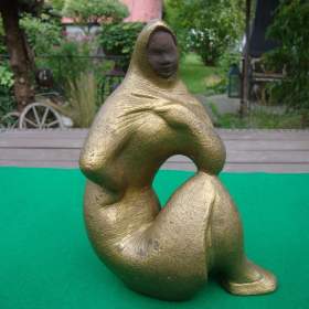 Foto inzerátu Retro socha soška dívka v šátku zlatá styl Brusel 1963 pěkná