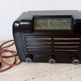 Fotka k inzerátu Krásný bytový doplněk -  starožitné rádio Tesla Talisman 305U / 19678285