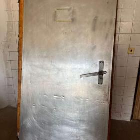 Fotka k inzerátu Prodám 1 ks hliníkových dveří do chladícího boxu / 16980958