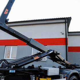 Foto inzerátu 6X4 MAN TGS 33.400 HÁKOVÝ NOSIČ KONTEJNERŮ + HYDRAULICKÁ RUKA