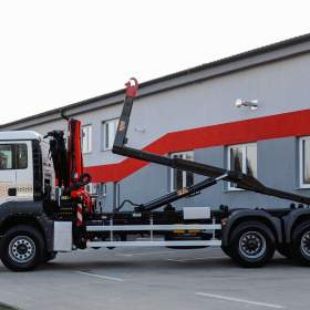 Foto inzerátu 6X4 MAN TGS 33.400 HÁKOVÝ NOSIČ KONTEJNERŮ + HYDRAULICKÁ RUKA