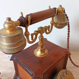Foto inzerátu Vintage elegantní stolní telefon v krásném stavu