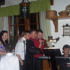 Foto inzerátu ŽIVÁ HUDBA NA OSLAVY, SVATBY, PLESY + DJ - ZLÍNSKÝ KRAJ