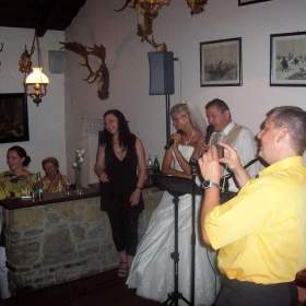 Foto inzerátu REMIX - SKUPINA NA OSLAVY, SVATBY, PLESY - REMIX + DJ - ZLÍNSKÝ KRAJ