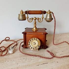 Fotka k inzerátu Starožitný elegantní stolní telefon v krásném stavu / 19678285