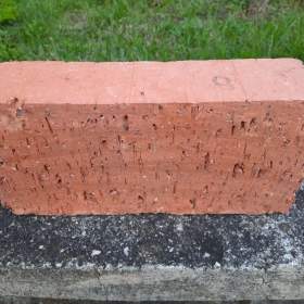 Foto inzerátu PRODÁM 200 KUSŮ NEPOUŽITÝCH pálených cihel 250x120x65