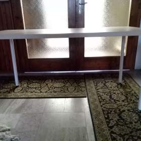 Foto inzerátu Prodám nový stůl béžové barvy, rozměr 150 x 75 výška 75 cm. Kovové nohy bílé