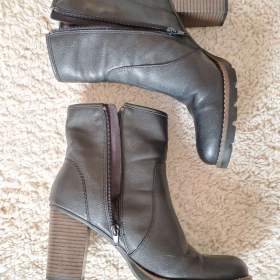 Foto inzerátu Dámské nízké kozačky, vel. 40, Deichmann, jak NEW