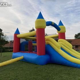 Foto inzerátu Skákací hrad skluzavka Velikost 11,5m2