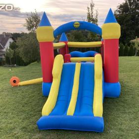 Foto inzerátu Skákací hrad skluzavka Velikost 11,5m2