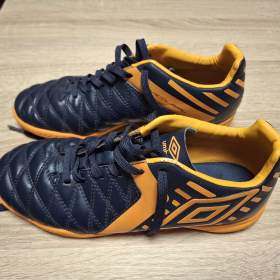 Fotka k inzerátu Chlapecká sálová obuv Umbro / 14902566