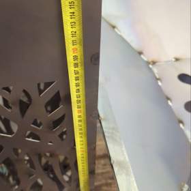 Foto inzerátu Zahradní dekorace - lampový sloupek s listovým vzorem (23 kg)