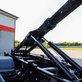 Foto inzerátu MERCEDES-BENZ ATEGO 1218 - NOVÝ HÁKOVÝ NOSIČ KONTEJNERŮ + HYDRAULICKÁ RUKA EU5