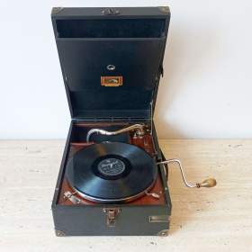 Plně funkční starožitný gramofon na kliku značky His Master’s Voice, rok 1926 / 19875191
